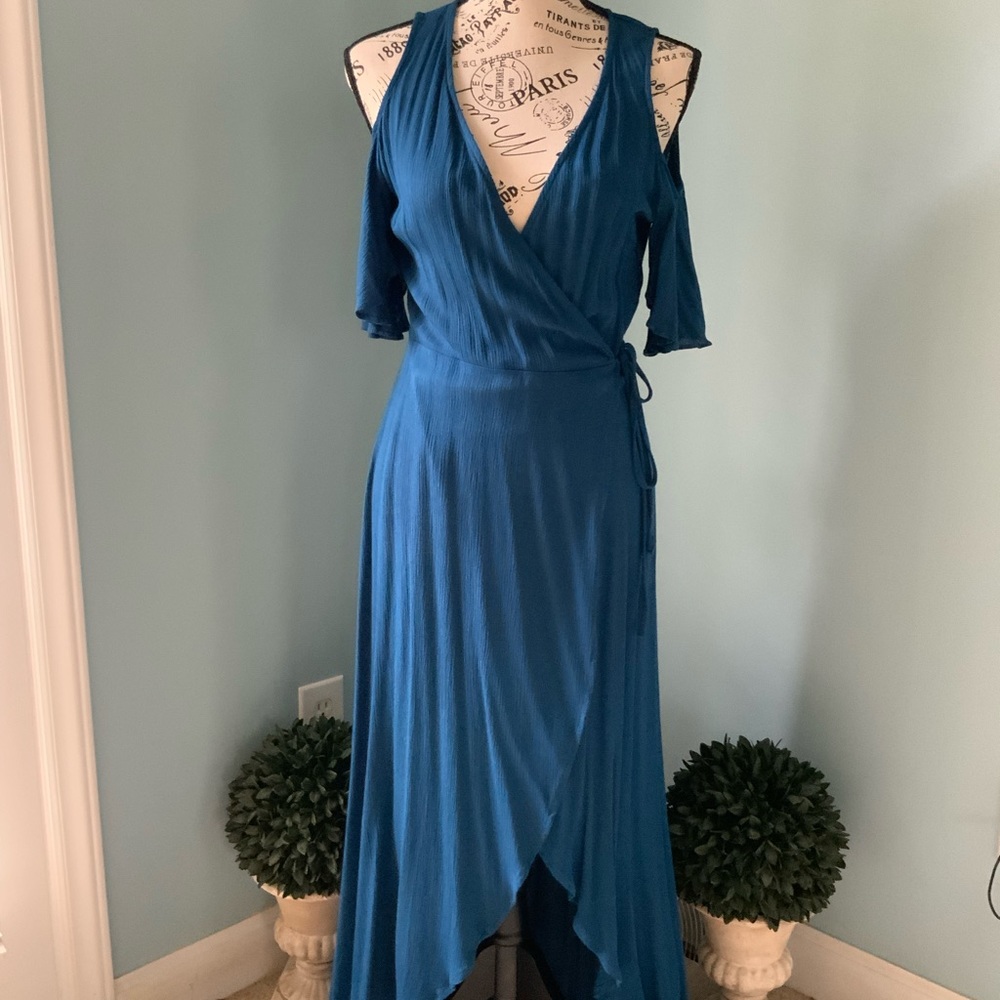NWT!❤️ High/Low Wrap Dress w/ Cold Shoulder Sleeves. Pretty blue